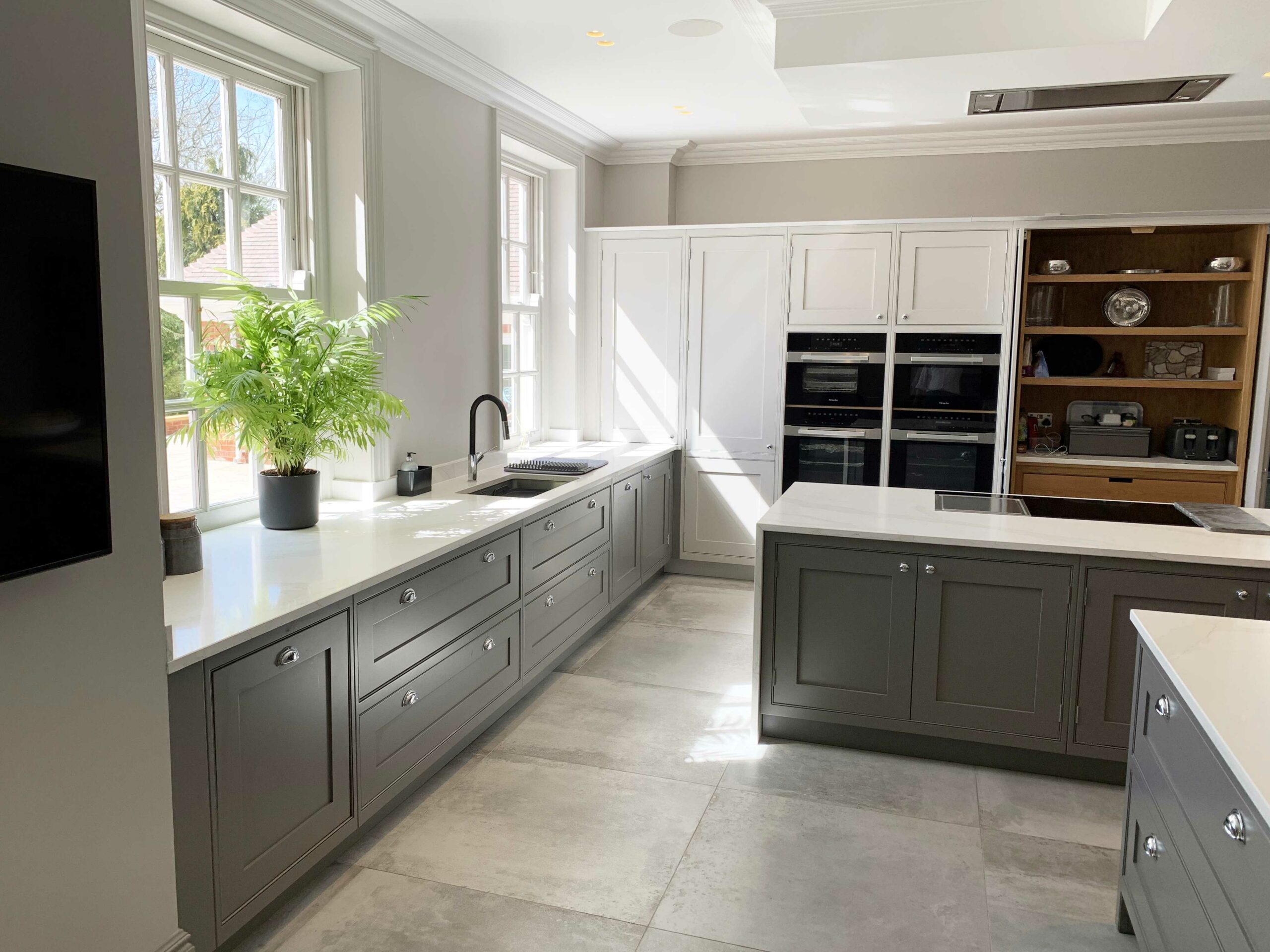 In-frame Shaker Kitchen with two-tone cabinets - Bruce Sizeland