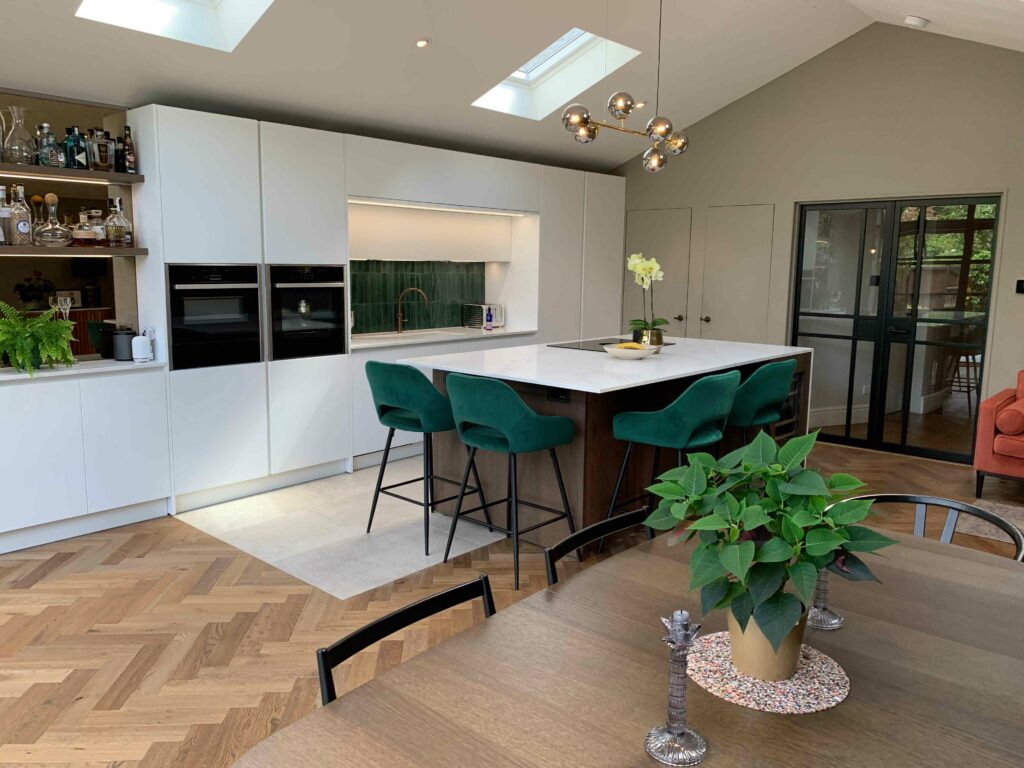 Handleless Kitchen - Kitchen Wide with Island and Dining Table