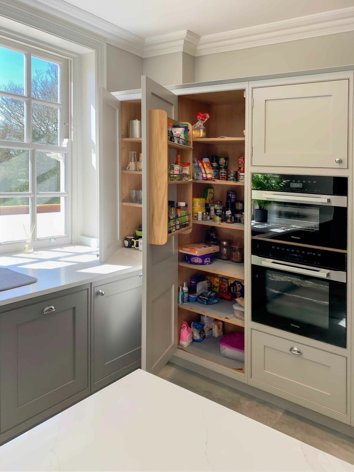 In-frame Shaker Kitchen with two-tone cabinets - Bruce Sizeland